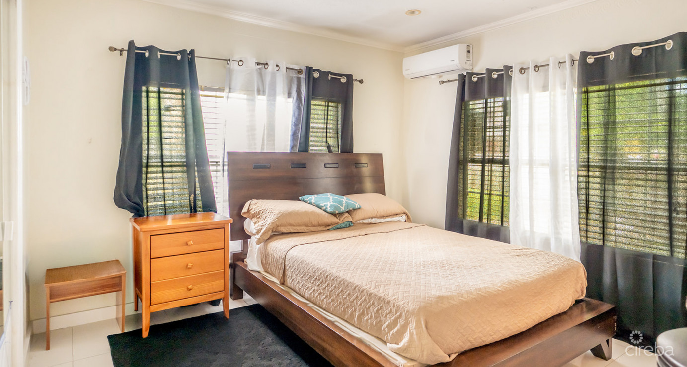 4 Bedroom Home With 2 Cottages