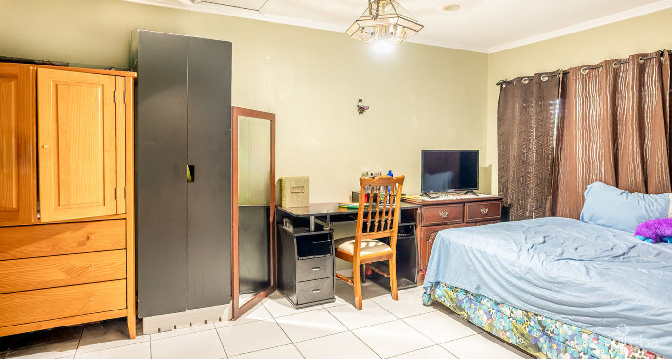 4 Bedroom Home With 2 Cottages