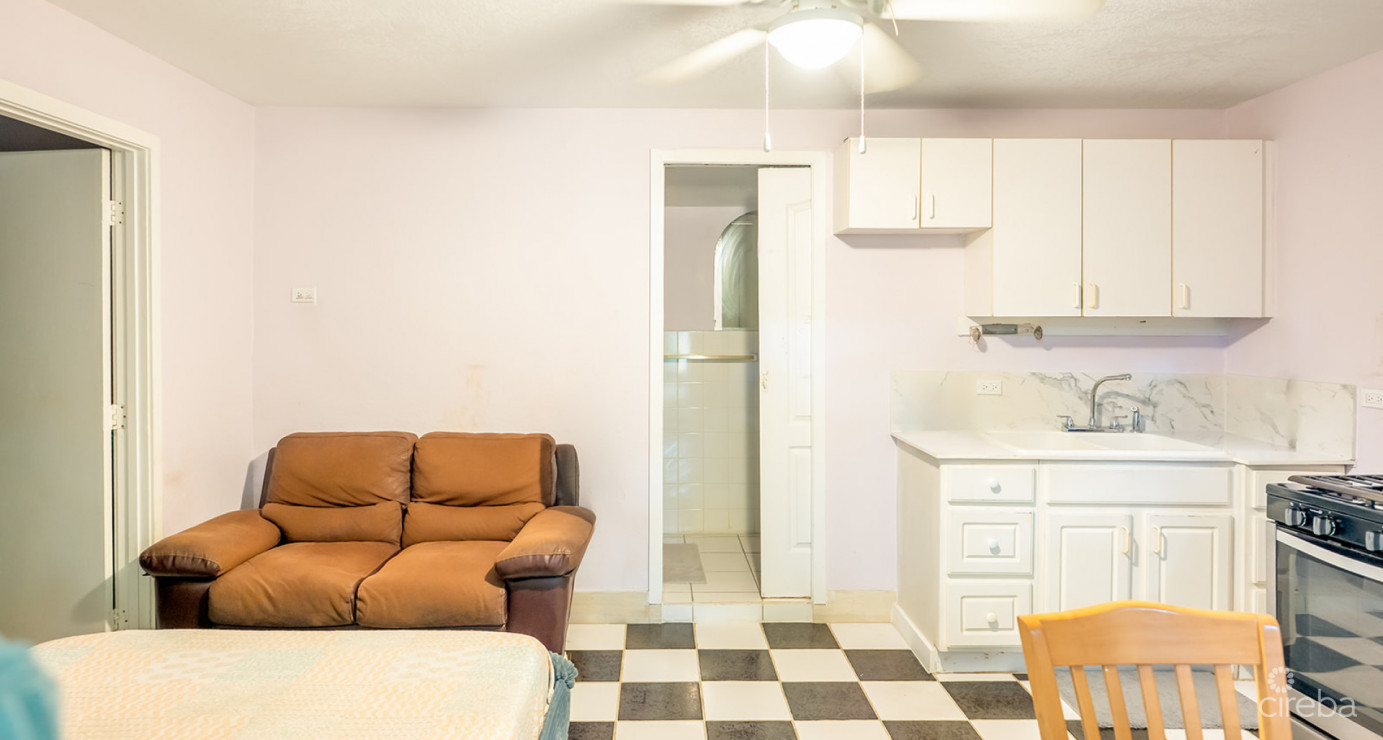 4 Bedroom Home With 2 Cottages
