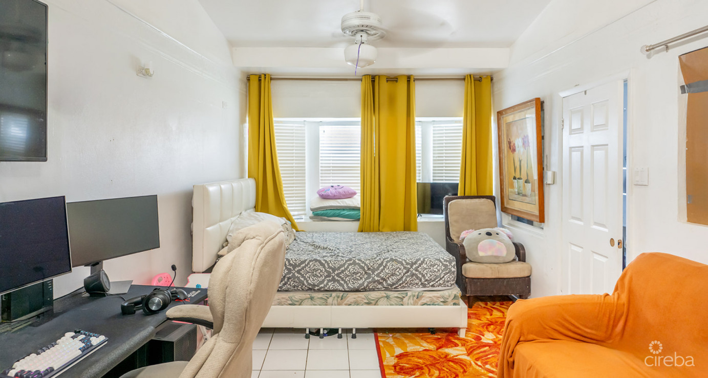 4 Bedroom Home With 2 Cottages