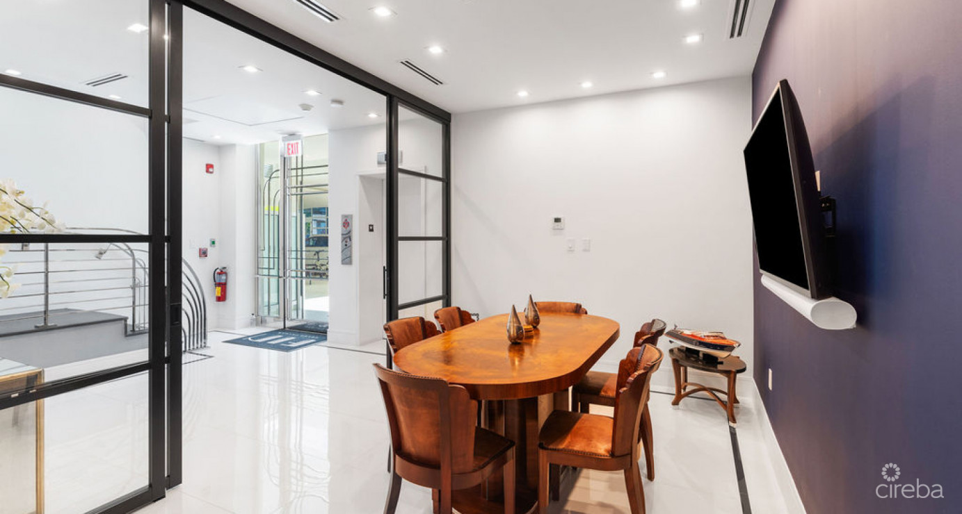 Expansive Oceanfront Residence - Fin 14
