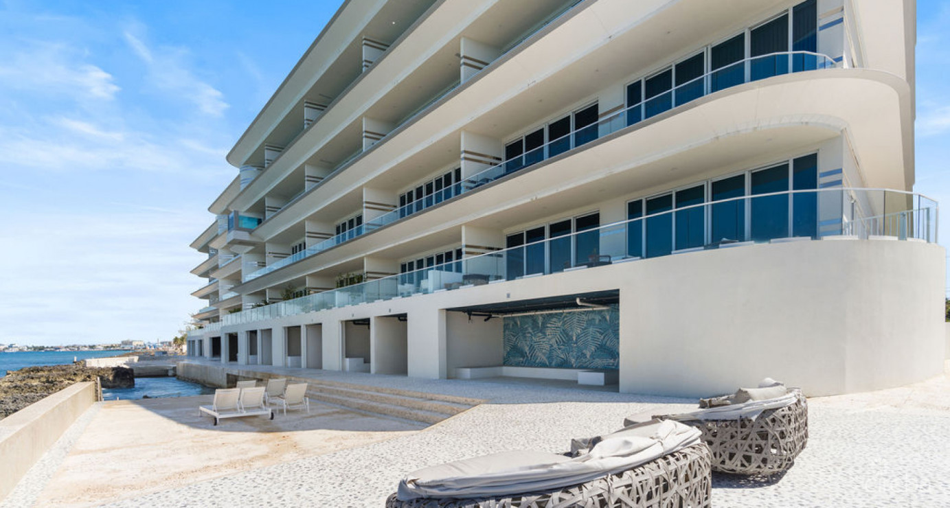 Expansive Oceanfront Residence - Fin 14