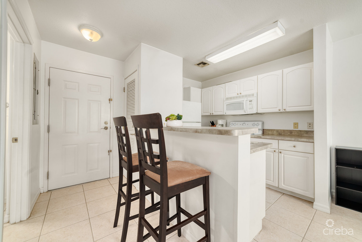 Lakeside 1 Bed / 1 Bath Near Camana Bay