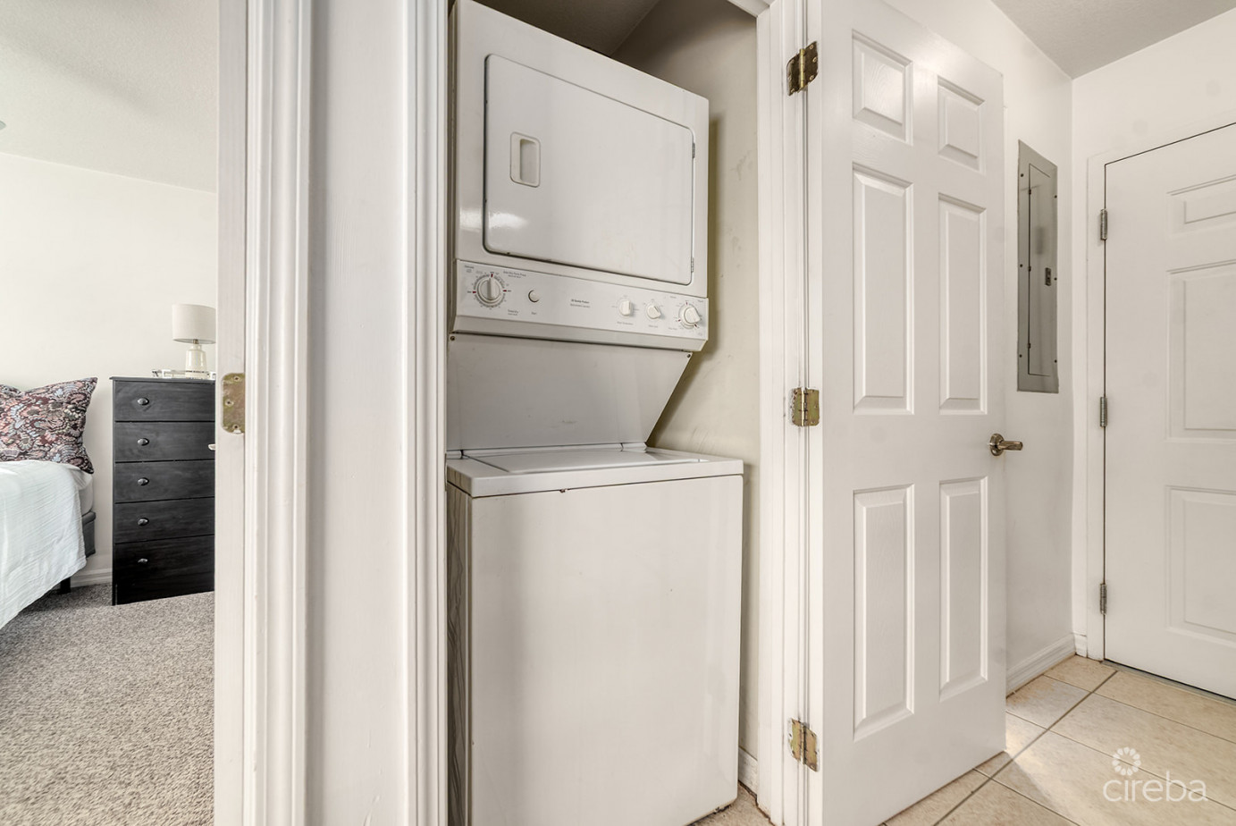 Lakeside 1 Bed / 1 Bath Near Camana Bay