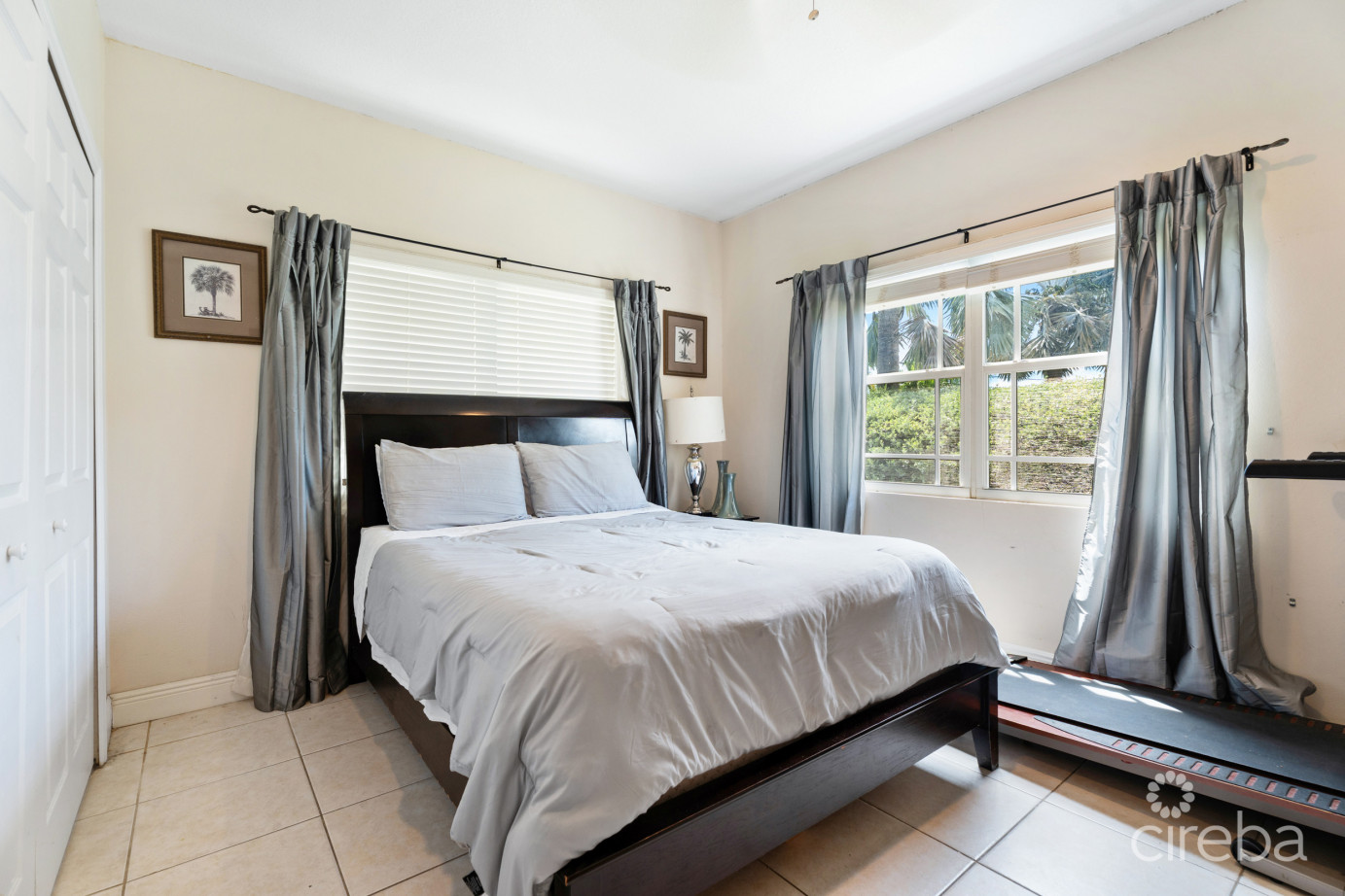 Charming Savannah Home With Picture Perfect Street Appeal!