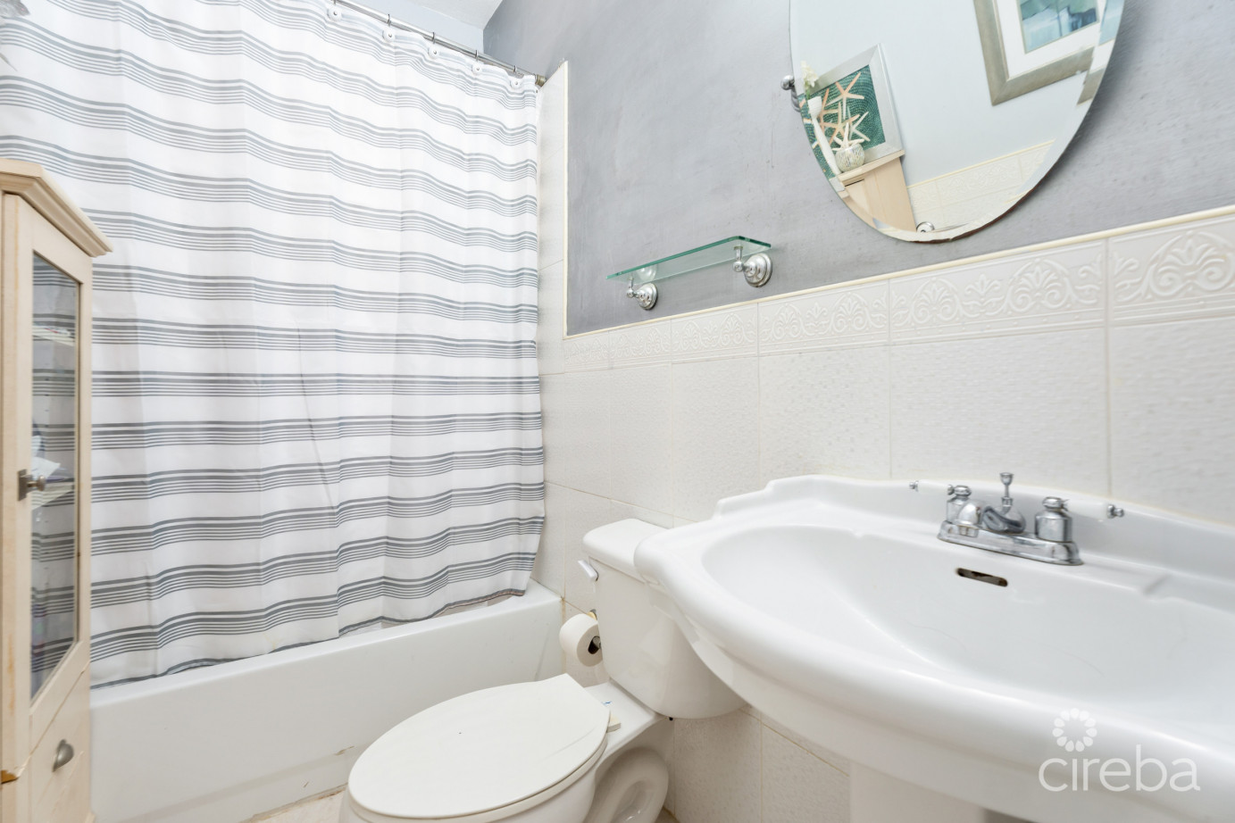 Charming Savannah Home With Picture Perfect Street Appeal!