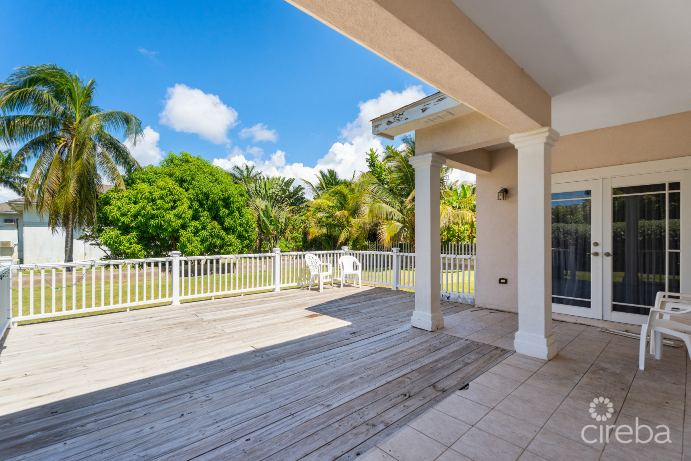 Charming Savannah Home With Picture Perfect Street Appeal!