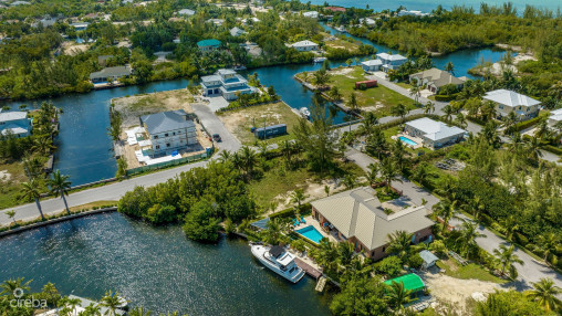 Super Canal Front Lot On Peaceful Close