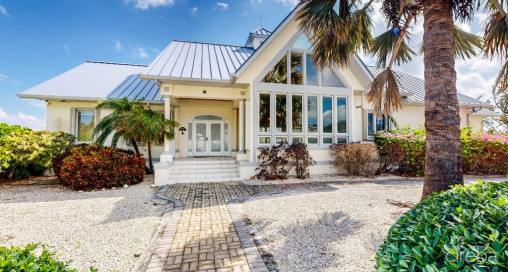 Beachfront Retreat With Pool And Stunning Views