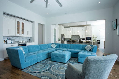 Crystal Harbour Luxury 5br/5.5ba Canal Front Home