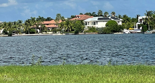 Governors Harbour - Very Wide Lot