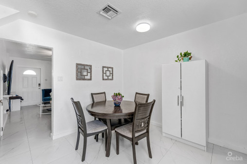 Springfield Courts - 2 Br 2.5 Bath - Newly Remodled - Pristine Interior And Fantastic Location!