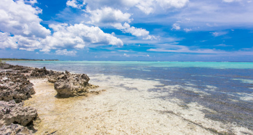 6 Bedroom Across From Beautiful Breakers Beach