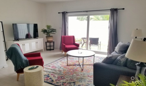 Royal Pines Spacious Townhouse Style Condo--end Unit--fenced Back Garden