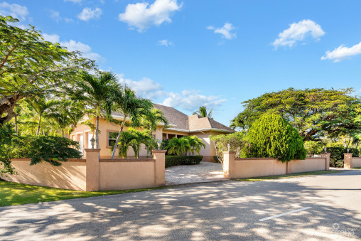 Large 5- Bedroom Home In Beach Bay, Bodden Town
