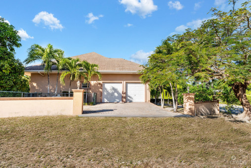 Large 5- Bedroom Home In Beach Bay, Bodden Town