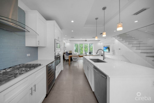 South Bay Estates - 4 Bed Townhome With Exceptional Floor Plan