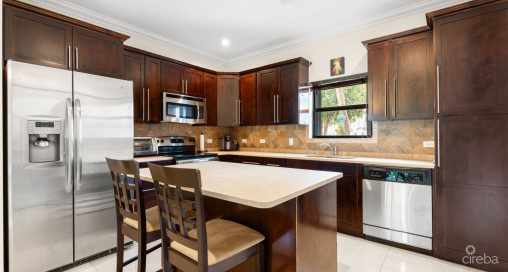 Hilton Estates - 2 Bed End Unit, Excellent Location