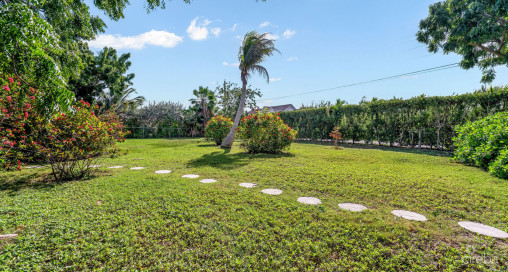 Development Opportunity Detached Home On 1 Acre In Spotts