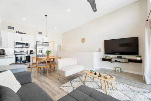 Never Rented Top Floor 1-bed Downtown Reach