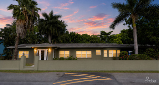 4 Bedroom Home With 2 Cottages