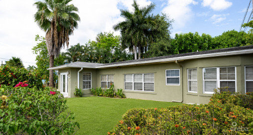4 Bedroom Home With 2 Cottages