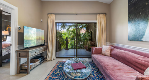 Beautifully Upgraded Lantern Point Condo