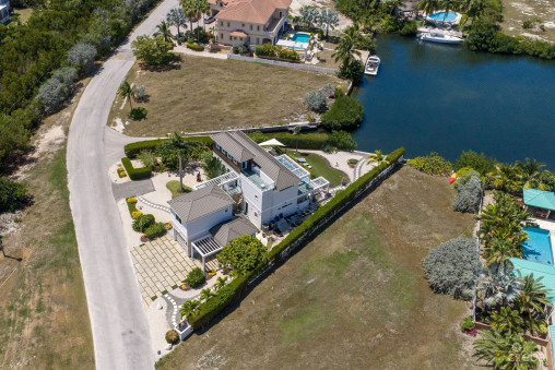 24  Shorewinds Trail, The Shores Family Home