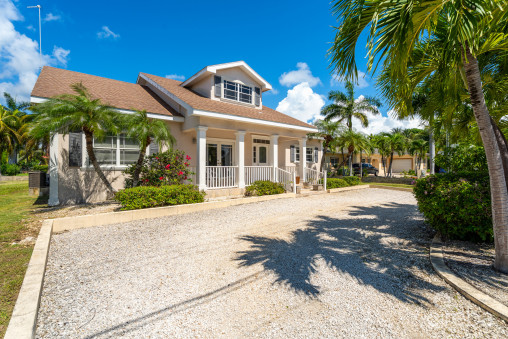 Charming Savannah Home With Picture Perfect Street Appeal!